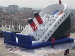 Riesige aufblasbare Titanic Slide